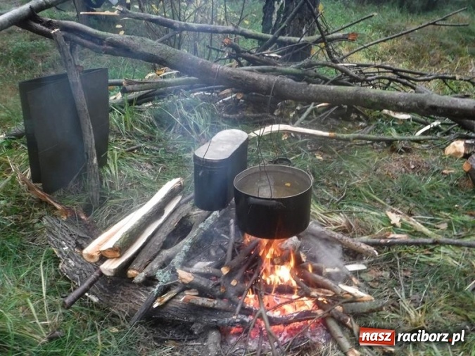Zdjęcie w galerii na portalu naszraciborz.pl: W lasach rudzkich odbył się kurs z technik przetrwania wiadomości z regionu