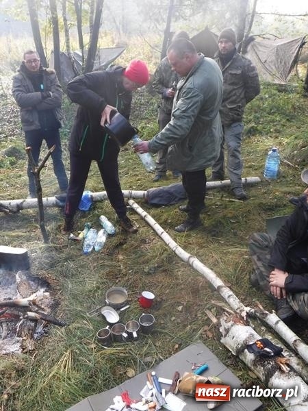 Zdjęcie w galerii na portalu naszraciborz.pl: W lasach rudzkich odbył się kurs z technik przetrwania wiadomości z regionu