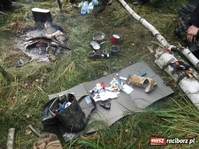 Zdjęcie w galerii na portalu naszraciborz.pl: W lasach rudzkich odbył się kurs z technik przetrwania wiadomości z regionu