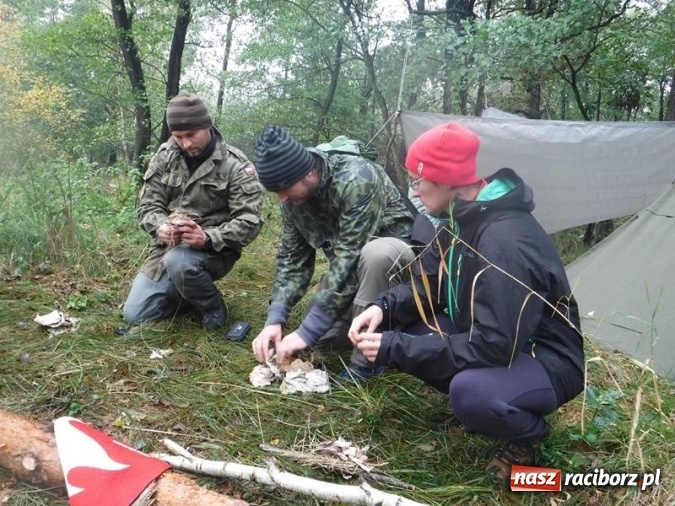 Zdjęcie w galerii na portalu naszraciborz.pl: W lasach rudzkich odbył się kurs z technik przetrwania wiadomości z regionu