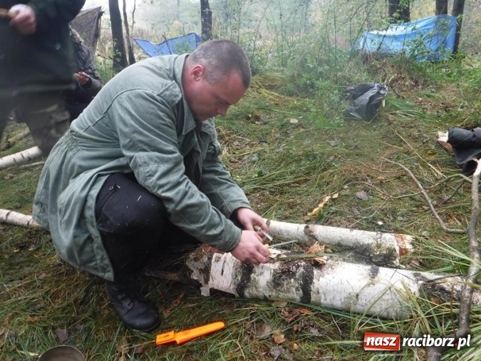 Zdjęcie w galerii na portalu naszraciborz.pl: W lasach rudzkich odbył się kurs z technik przetrwania wiadomości z regionu