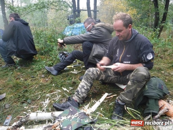 Zdjęcie w galerii na portalu naszraciborz.pl: W lasach rudzkich odbył się kurs z technik przetrwania wiadomości z regionu