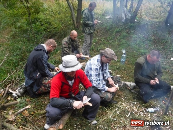 Zdjęcie w galerii na portalu naszraciborz.pl: W lasach rudzkich odbył się kurs z technik przetrwania wiadomości z regionu