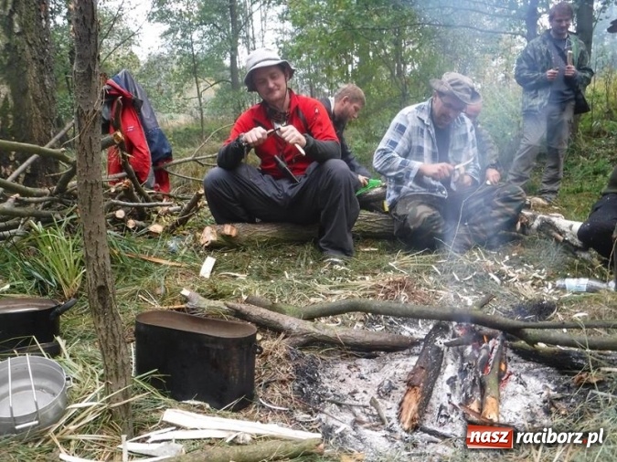 Zdjęcie w galerii na portalu naszraciborz.pl: W lasach rudzkich odbył się kurs z technik przetrwania wiadomości z regionu