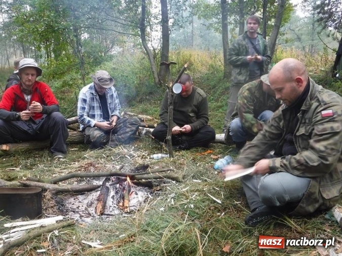 Zdjęcie w galerii na portalu naszraciborz.pl: W lasach rudzkich odbył się kurs z technik przetrwania wiadomości z regionu