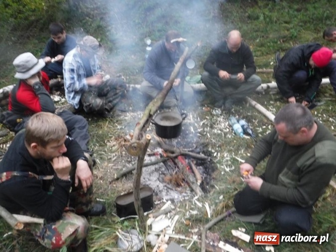 Zdjęcie w galerii na portalu naszraciborz.pl: W lasach rudzkich odbył się kurs z technik przetrwania wiadomości z regionu