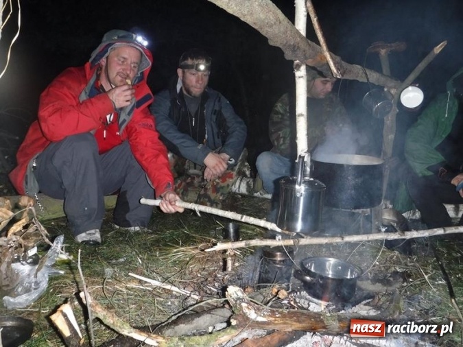 Zdjęcie w galerii na portalu naszraciborz.pl: W lasach rudzkich odbył się kurs z technik przetrwania wiadomości z regionu