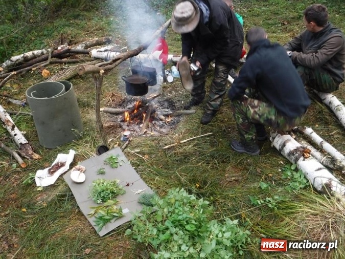 Zdjęcie w galerii na portalu naszraciborz.pl: W lasach rudzkich odbył się kurs z technik przetrwania wiadomości z regionu