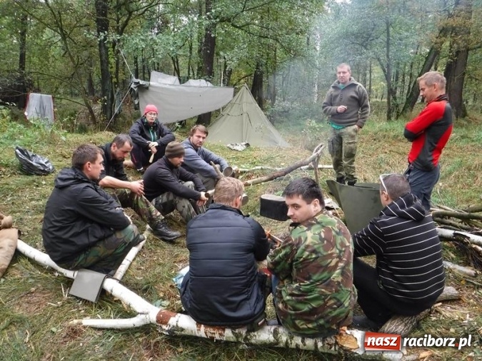 Zdjęcie w galerii na portalu naszraciborz.pl: W lasach rudzkich odbył się kurs z technik przetrwania wiadomości z regionu