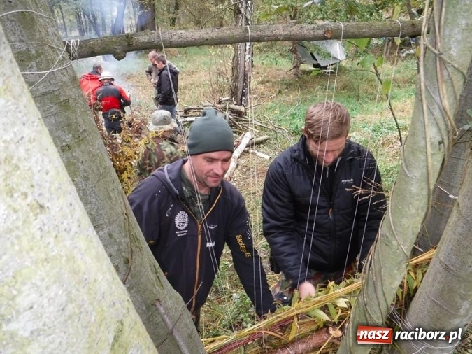 Zdjęcie w galerii na portalu naszraciborz.pl: W lasach rudzkich odbył się kurs z technik przetrwania wiadomości z regionu