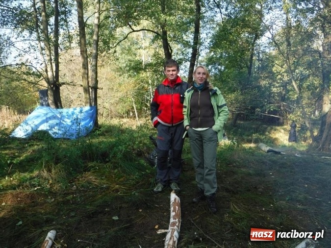 Zdjęcie w galerii na portalu naszraciborz.pl: W lasach rudzkich odbył się kurs z technik przetrwania wiadomości z regionu