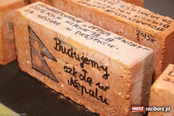 Zdjęcie w galerii na portalu naszraciborz.pl: Ostróg dla Nepalu. Symboliczna cegła na pamiątkę wiadomości z regionu