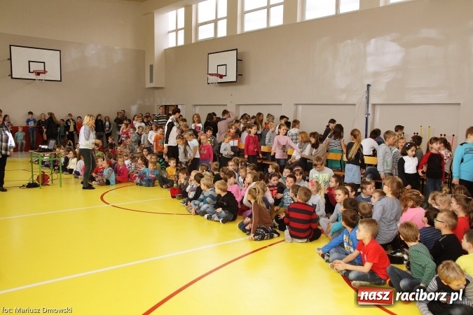 Zdjęcie w galerii na portalu naszraciborz.pl: Ostróg dla Nepalu. Symboliczna cegła na pamiątkę wiadomości z regionu