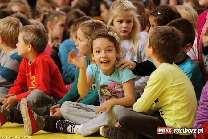 Zdjęcie w galerii na portalu naszraciborz.pl: Ostróg dla Nepalu. Symboliczna cegła na pamiątkę wiadomości z regionu