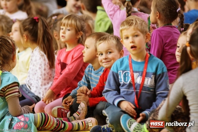 Zdjęcie w galerii na portalu naszraciborz.pl: Ostróg dla Nepalu. Symboliczna cegła na pamiątkę wiadomości z regionu