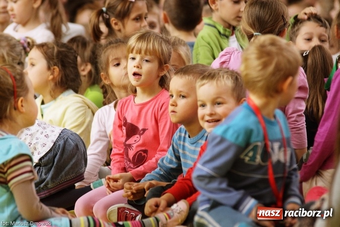Zdjęcie w galerii na portalu naszraciborz.pl: Ostróg dla Nepalu. Symboliczna cegła na pamiątkę wiadomości z regionu
