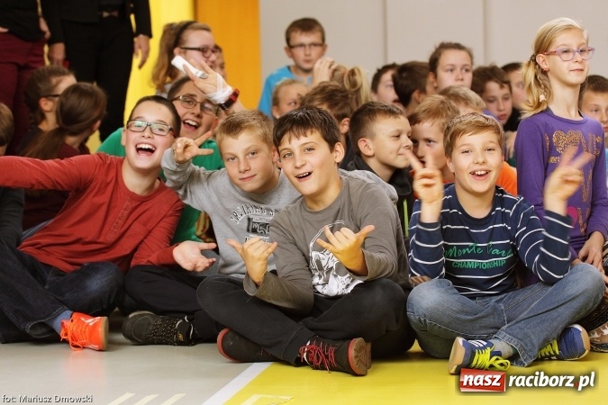 Zdjęcie w galerii na portalu naszraciborz.pl: Ostróg dla Nepalu. Symboliczna cegła na pamiątkę wiadomości z regionu