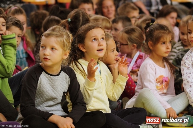 Zdjęcie w galerii na portalu naszraciborz.pl: Ostróg dla Nepalu. Symboliczna cegła na pamiątkę wiadomości z regionu
