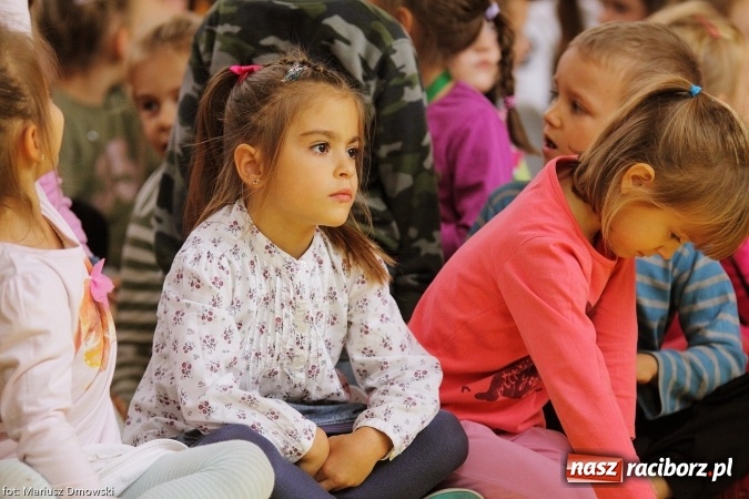 Zdjęcie w galerii na portalu naszraciborz.pl: Ostróg dla Nepalu. Symboliczna cegła na pamiątkę wiadomości z regionu