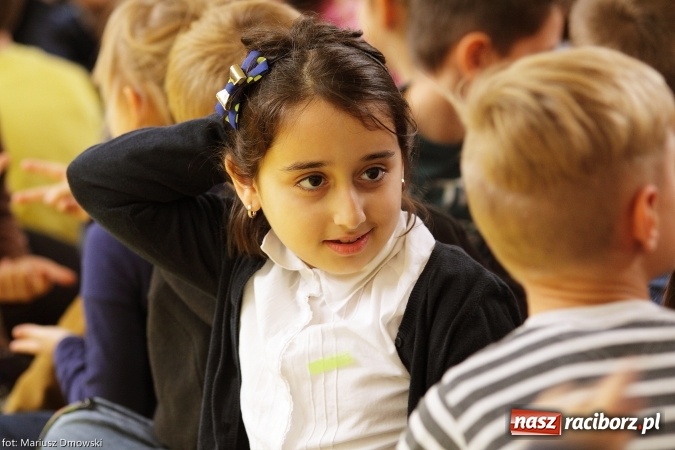 Zdjęcie w galerii na portalu naszraciborz.pl: Ostróg dla Nepalu. Symboliczna cegła na pamiątkę wiadomości z regionu