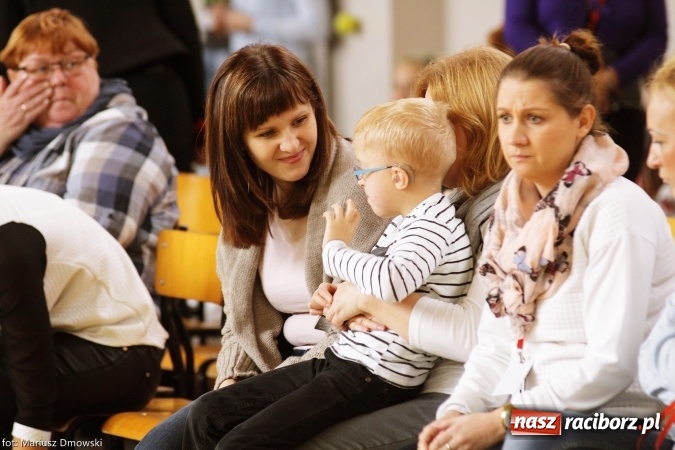 Zdjęcie w galerii na portalu naszraciborz.pl: Ostróg dla Nepalu. Symboliczna cegła na pamiątkę wiadomości z regionu