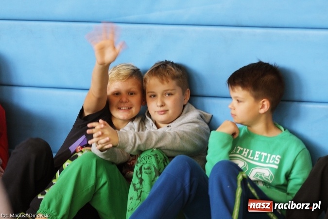 Zdjęcie w galerii na portalu naszraciborz.pl: Ostróg dla Nepalu. Symboliczna cegła na pamiątkę wiadomości z regionu