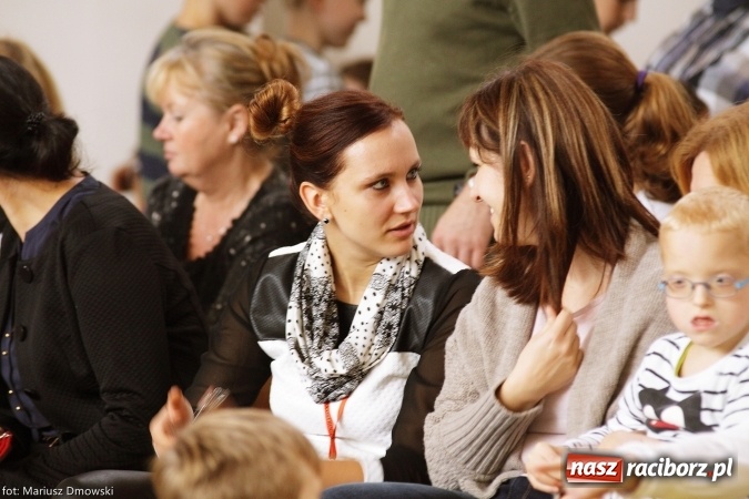 Zdjęcie w galerii na portalu naszraciborz.pl: Ostróg dla Nepalu. Symboliczna cegła na pamiątkę wiadomości z regionu