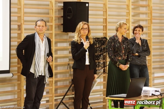 Zdjęcie w galerii na portalu naszraciborz.pl: Ostróg dla Nepalu. Symboliczna cegła na pamiątkę wiadomości z regionu