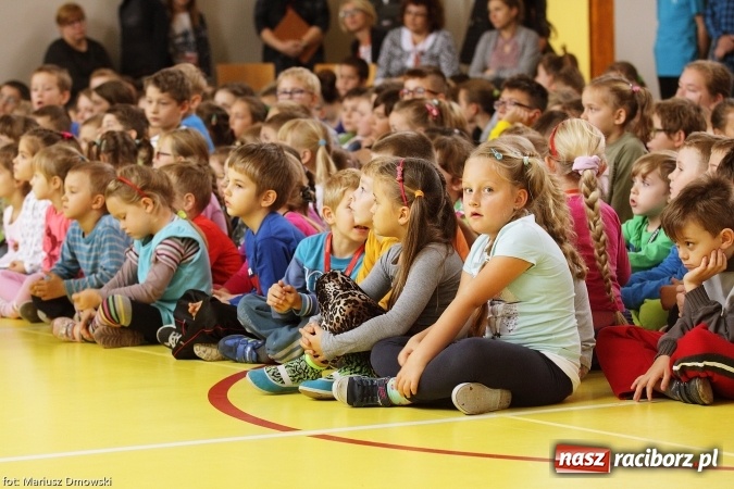 Zdjęcie w galerii na portalu naszraciborz.pl: Ostróg dla Nepalu. Symboliczna cegła na pamiątkę wiadomości z regionu