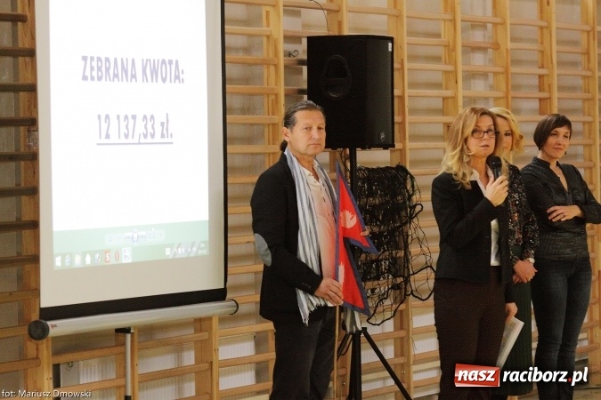 Zdjęcie w galerii na portalu naszraciborz.pl: Ostróg dla Nepalu. Symboliczna cegła na pamiątkę wiadomości z regionu