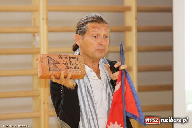 Zdjęcie w galerii na portalu naszraciborz.pl: Ostróg dla Nepalu. Symboliczna cegła na pamiątkę wiadomości z regionu