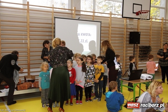 Zdjęcie w galerii na portalu naszraciborz.pl: Ostróg dla Nepalu. Symboliczna cegła na pamiątkę wiadomości z regionu