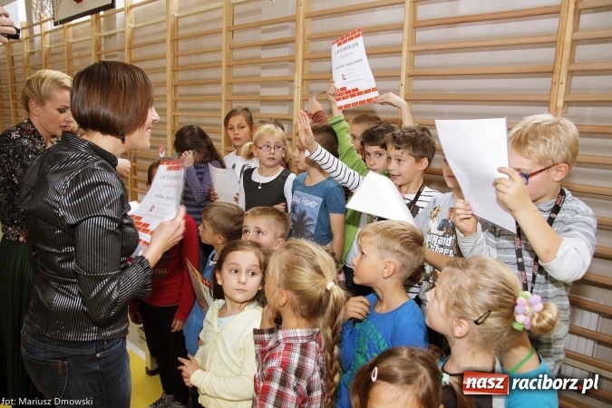 Zdjęcie w galerii na portalu naszraciborz.pl: Ostróg dla Nepalu. Symboliczna cegła na pamiątkę wiadomości z regionu