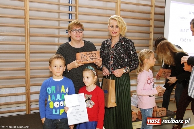 Zdjęcie w galerii na portalu naszraciborz.pl: Ostróg dla Nepalu. Symboliczna cegła na pamiątkę wiadomości z regionu