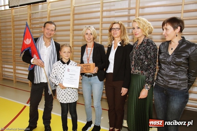 Zdjęcie w galerii na portalu naszraciborz.pl: Ostróg dla Nepalu. Symboliczna cegła na pamiątkę wiadomości z regionu