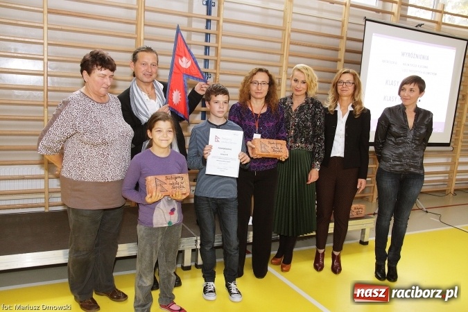 Zdjęcie w galerii na portalu naszraciborz.pl: Ostróg dla Nepalu. Symboliczna cegła na pamiątkę wiadomości z regionu