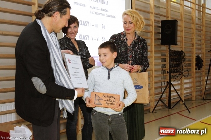 Zdjęcie w galerii na portalu naszraciborz.pl: Ostróg dla Nepalu. Symboliczna cegła na pamiątkę wiadomości z regionu