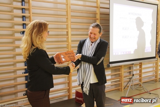 Zdjęcie w galerii na portalu naszraciborz.pl: Ostróg dla Nepalu. Symboliczna cegła na pamiątkę wiadomości z regionu