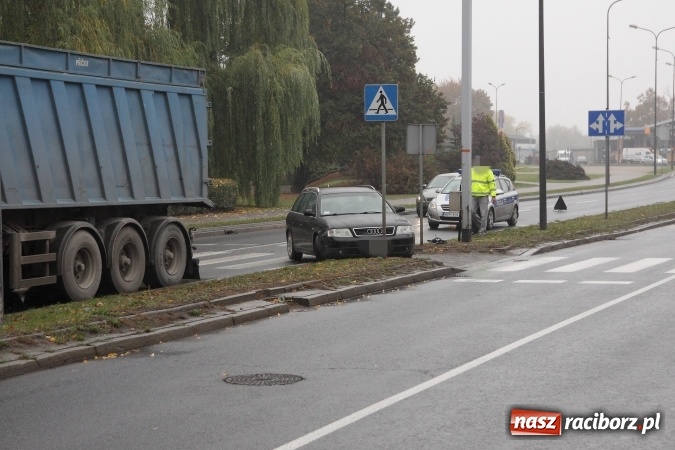 Zdjęcie w galerii na portalu naszraciborz.pl: Czeski man uszkodził audi na Odrostradzie wiadomości z regionu