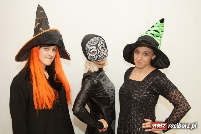 Zdjęcie w galerii na portalu naszraciborz.pl: Halloweenowe nocne szperanie w Robanie wiadomości z regionu