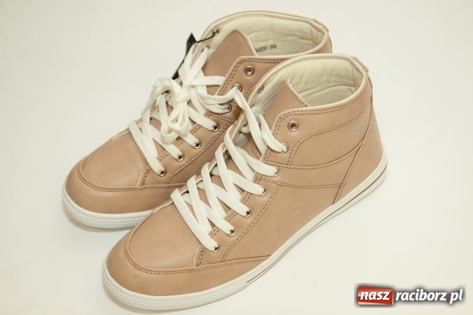 Zdjęcie w galerii na portalu naszraciborz.pl: Halloweenowe nocne szperanie w Robanie wiadomości z regionu