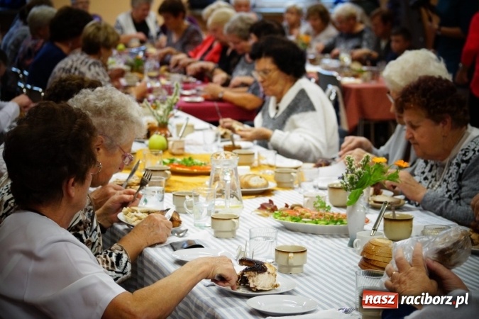 Zdjęcie w galerii na portalu naszraciborz.pl: Seniorzy z Nędzy przy karaoke świętowali sw&oacute;j dzień wiadomości z regionu