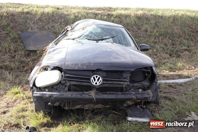 Zdjęcie w galerii na portalu naszraciborz.pl: Dachowanie samochodu na trasie Samborowice-Krzanowice wiadomości z regionu