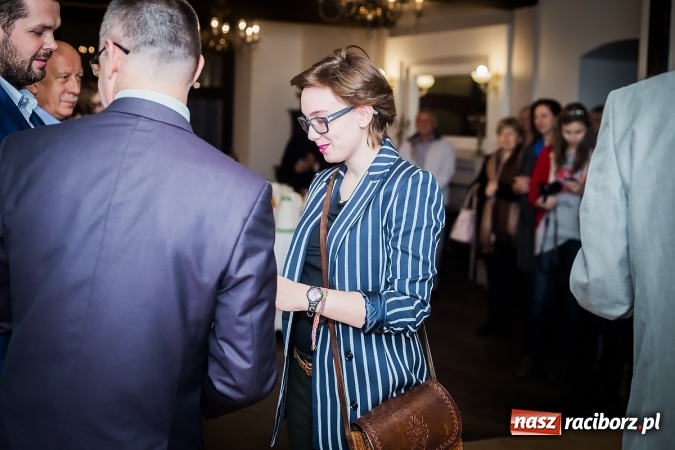 Zdjęcie w galerii na portalu naszraciborz.pl: Wernisaż prac malarskich w Pałacu Wojnowice wiadomości z regionu