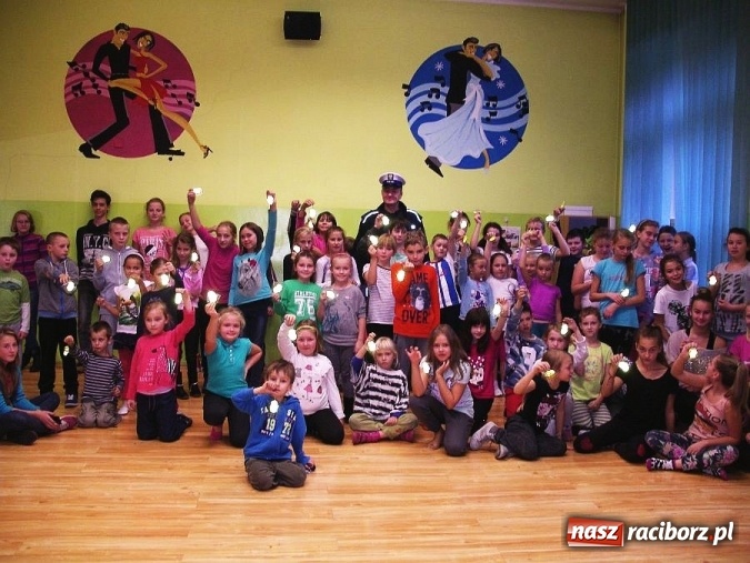 Zdjęcie w galerii na portalu naszraciborz.pl: Policjant raciborskiej drogówki na spotkaniu w MDK  wiadomości z regionu