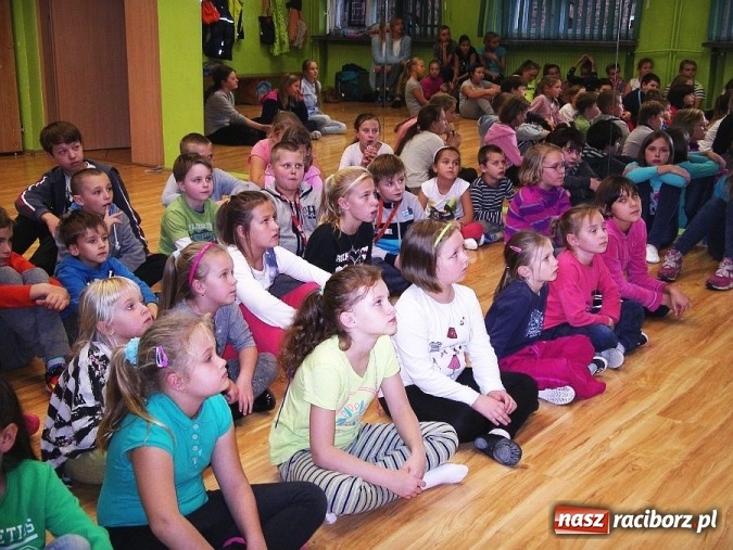 Zdjęcie w galerii na portalu naszraciborz.pl: Policjant raciborskiej drogówki na spotkaniu w MDK  wiadomości z regionu