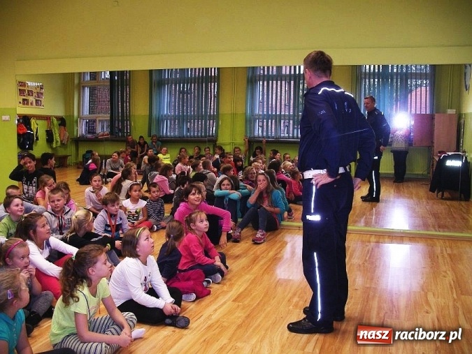 Zdjęcie w galerii na portalu naszraciborz.pl: Policjant raciborskiej drogówki na spotkaniu w MDK  wiadomości z regionu
