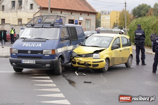 Zdjęcie w galerii na portalu naszraciborz.pl: Panda zderzyła się z policyjnym furgonem wiadomości z regionu