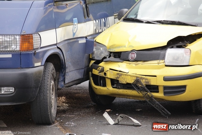 Zdjęcie w galerii na portalu naszraciborz.pl: Panda zderzyła się z policyjnym furgonem wiadomości z regionu