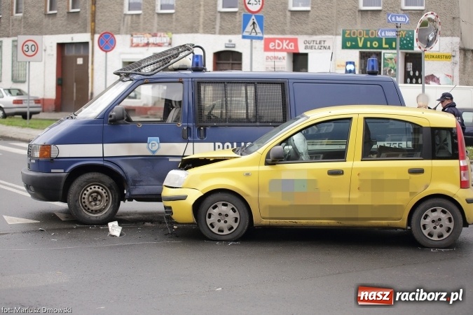 Zdjęcie w galerii na portalu naszraciborz.pl: Panda zderzyła się z policyjnym furgonem wiadomości z regionu